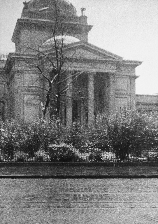View of the Great Synagogue on Tłomackie Street in Warsaw, which would later be destroyed by the Germans. 