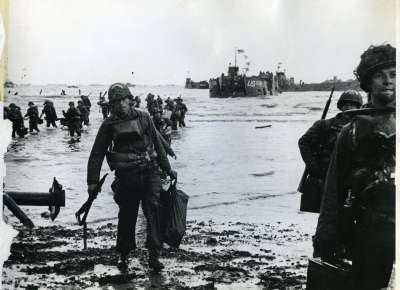 American assault troops move onto Omaha Beach