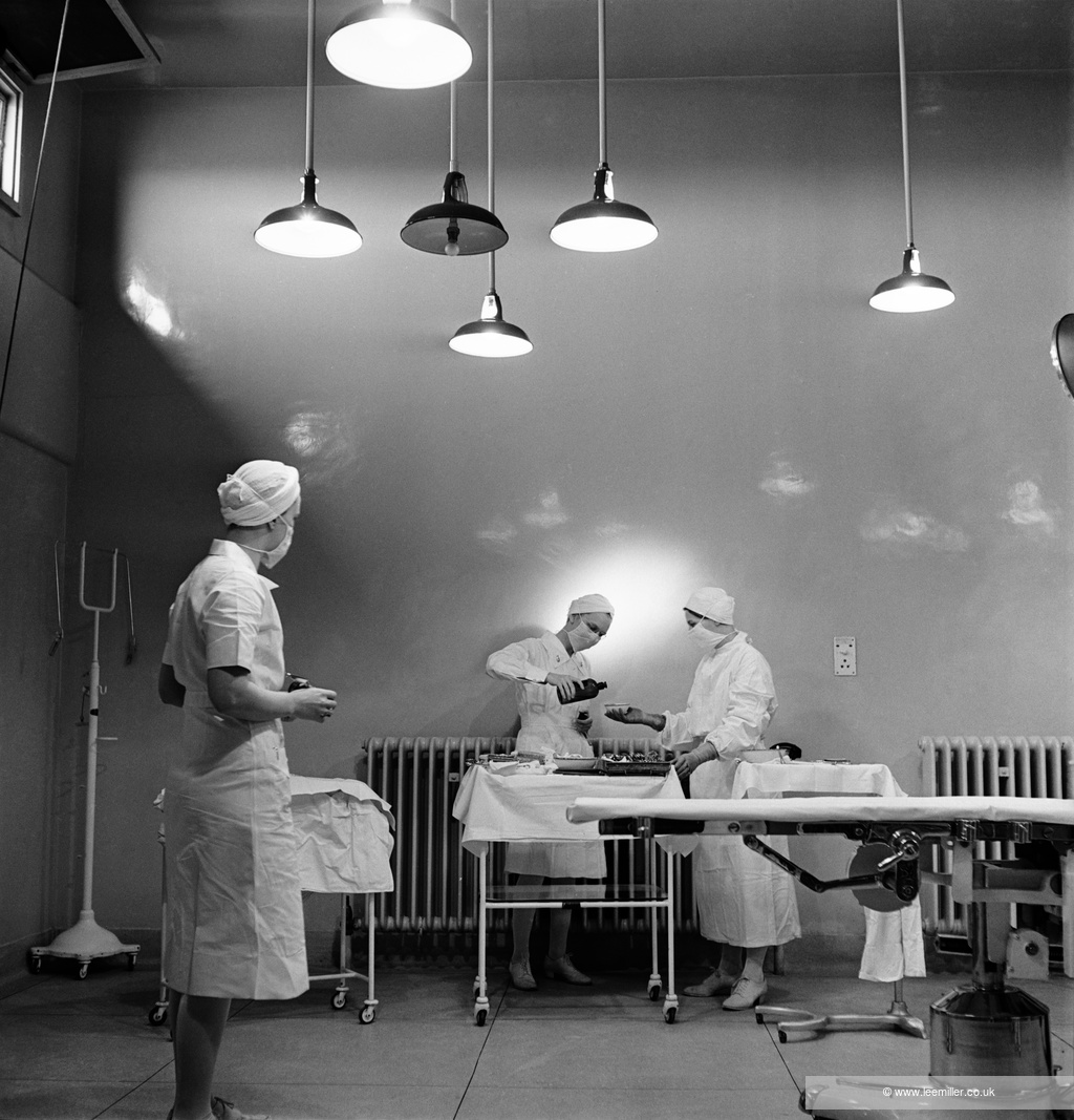 US Army nurses in an operating theater in Churchill Hospital, Oxford