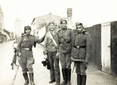 Former POW Bud Gordon with Russian soldiers in Barth, photographed by Dick Terrell: Gift in Memory of William Richard “Dick” Terrell, 2019.079