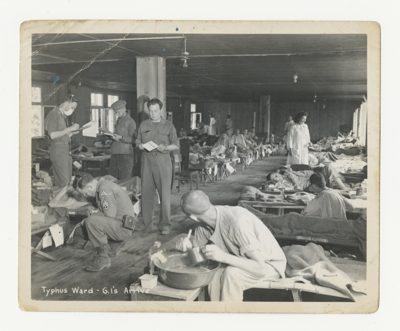 US soldiers caring for ill concentration camps prisoners