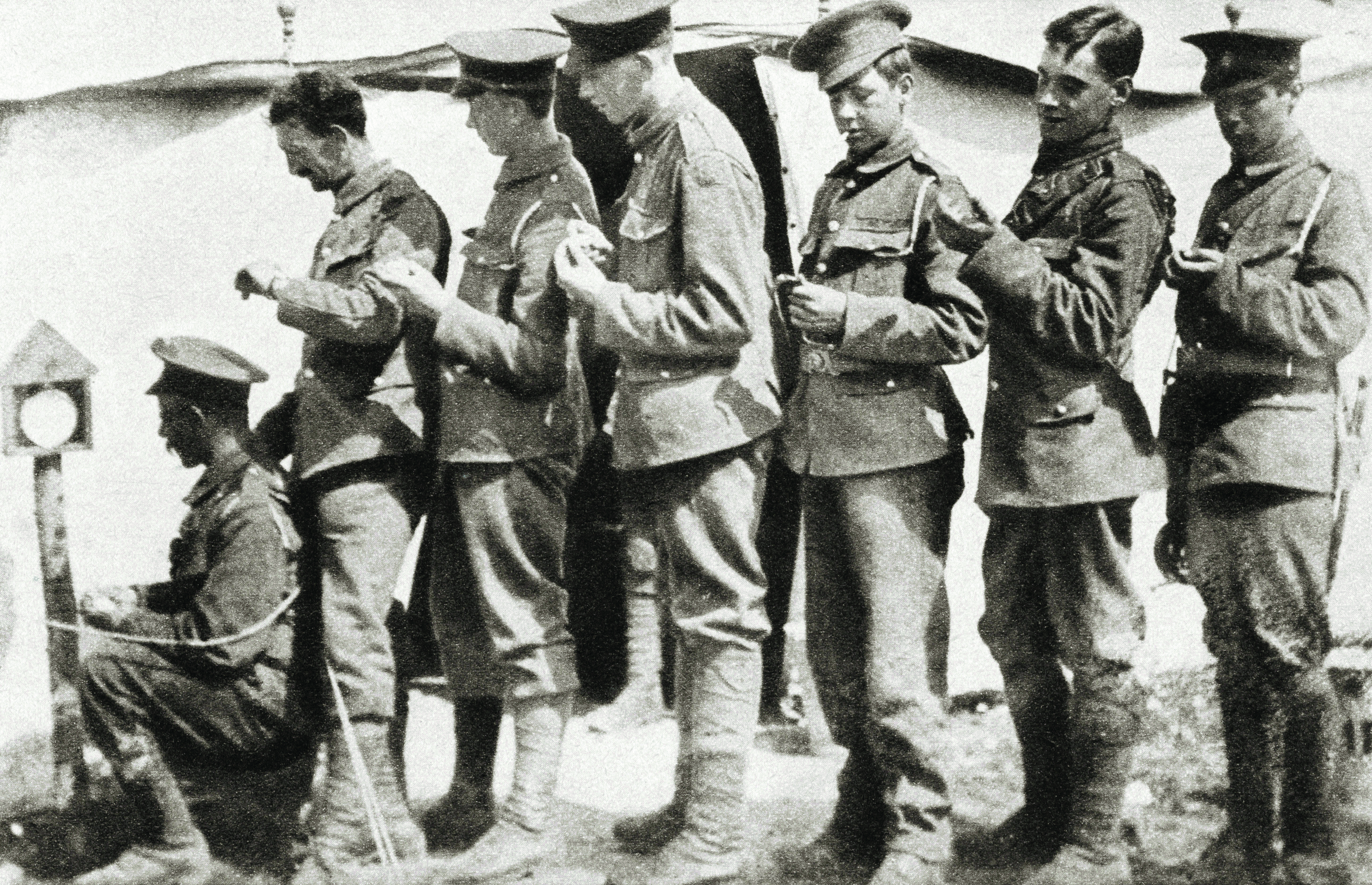 WWI Soldiers looking at the time - watches, timepieces and clocks.