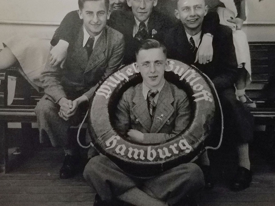 german cruise ship sunk 1945