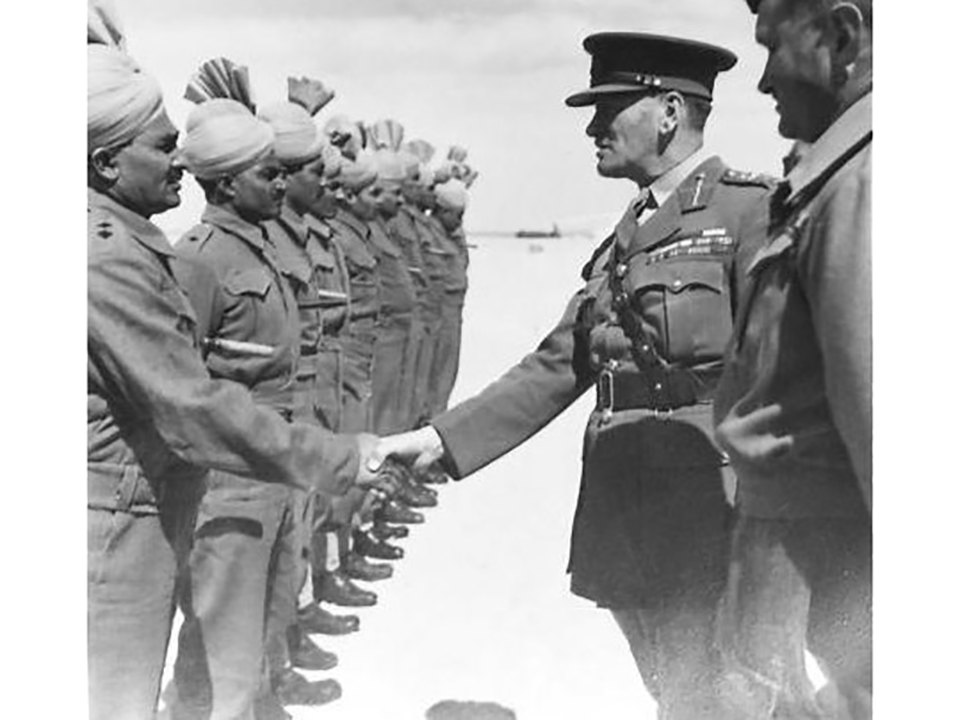 Генерал сэр Клод Окинлек приветствует войска 10-й индийской дивизии. Предоставлено Имперскими военными музеями. Забытые бои: Роммель у хребта Рувайсат, июль 1942 г.
