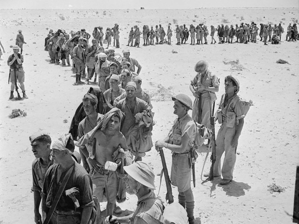 Немецкие и итальянские пленные, захваченные в плен на хребте Рувайсат, июль 1942 года. Предоставлено Imperial War Museums.