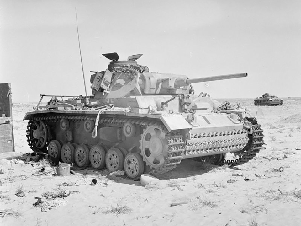 Захваченный немецкий Panzer III в пустыне близ Эль-Аламейна. Предоставлено Имперскими военными музеями.