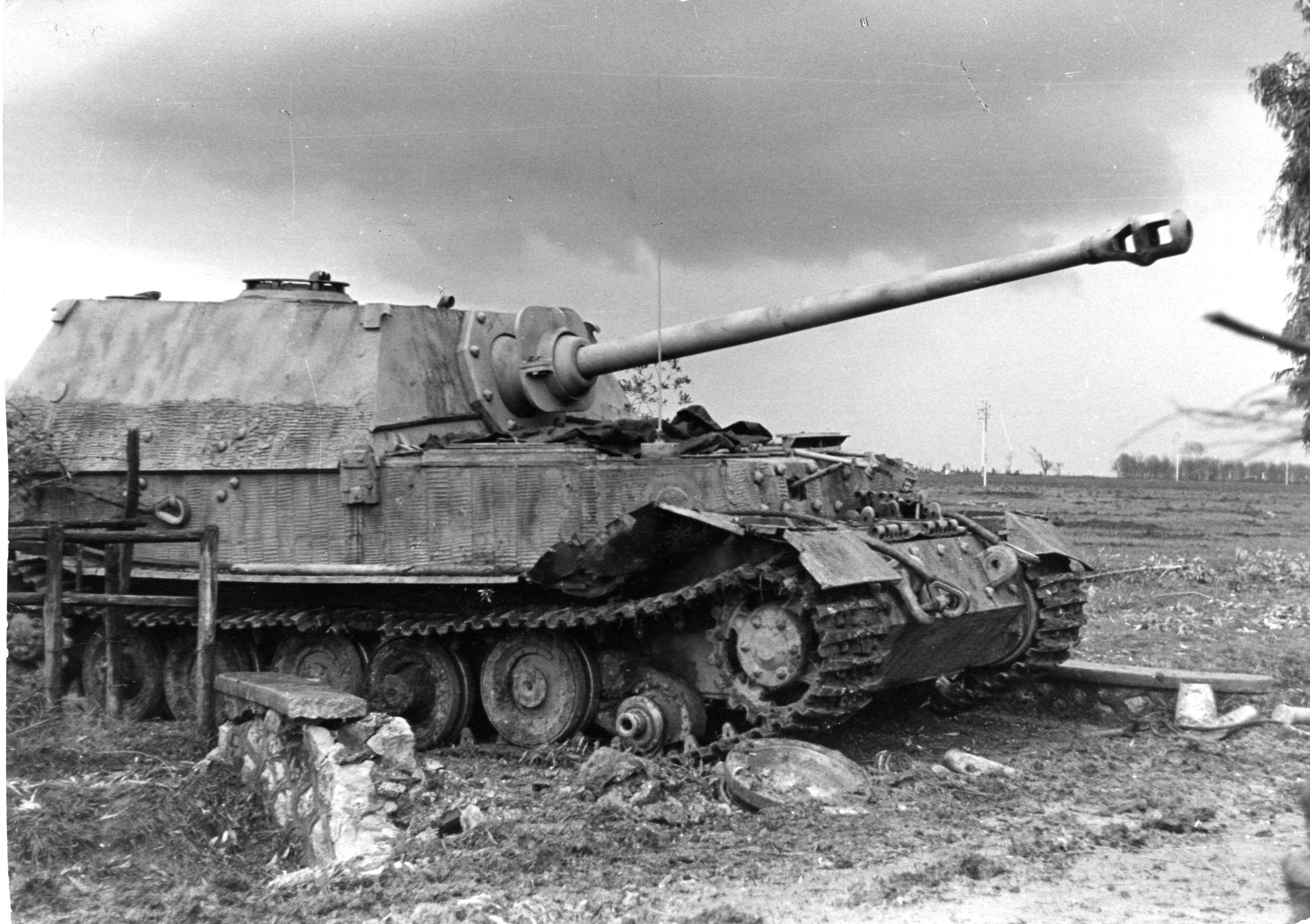 A disabled Panzerjäger Tiger (P) &quot;Elefant&quot; (Sd.Kfz. 184) in Italy, 1944. Wikimedia Commons