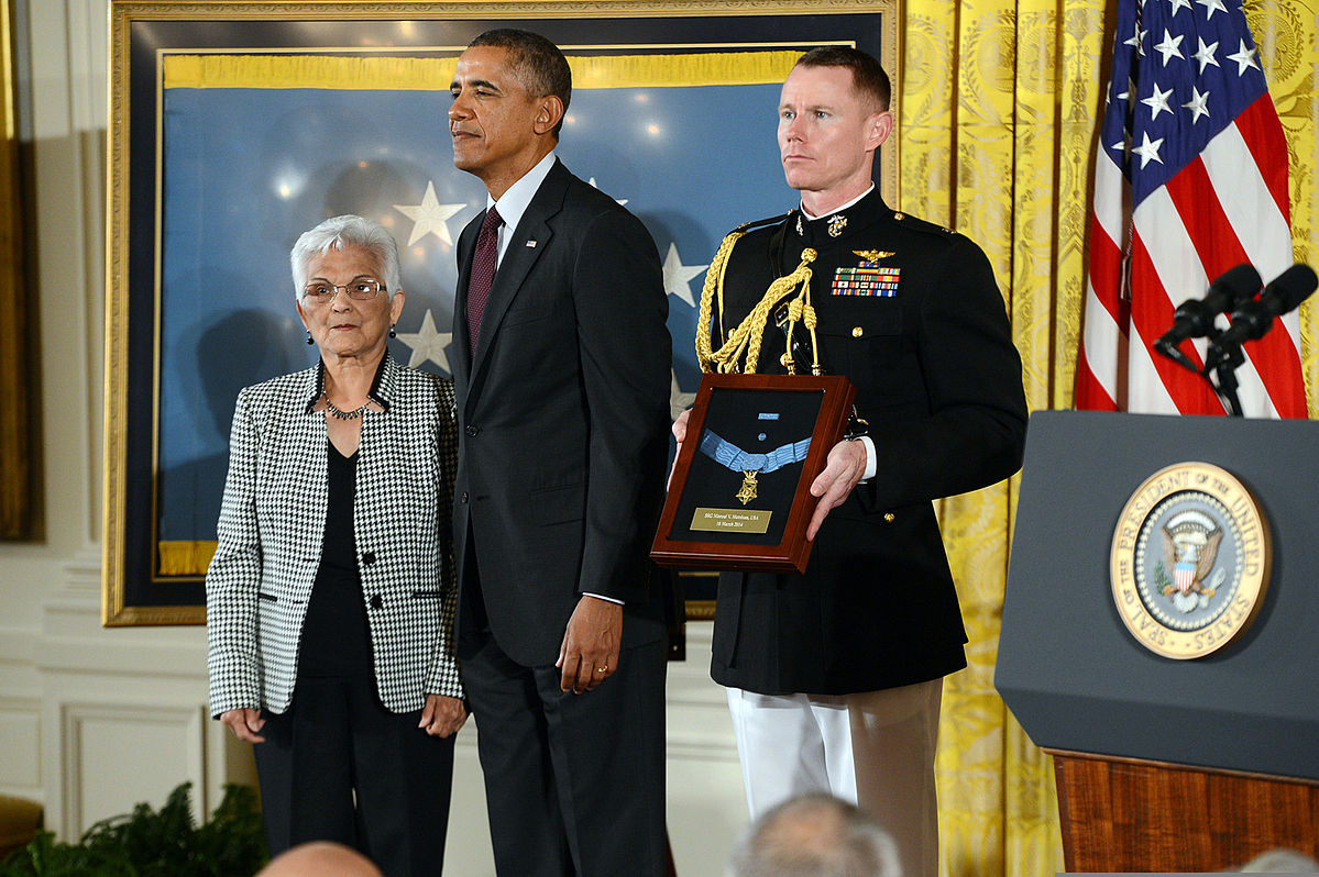 Alice Mendoza receiving the Congressional Medal of Honor at the White House from President Barack Obama on behalf of her late husband