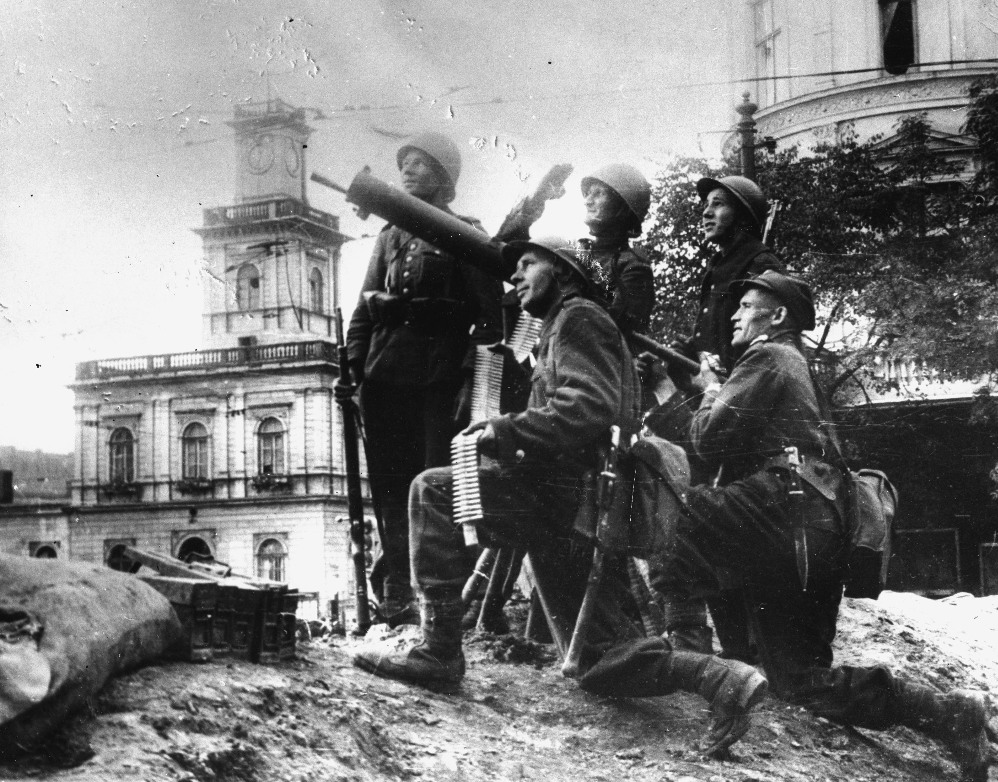 Polish soldiers from anti-aircraft artillery unit during the Siege of Warsaw by the Germans in September 1939.
