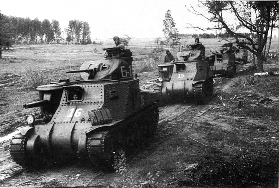 A company of American-supplied M3 Lee Lend-Lease tanks advances to the frontline 