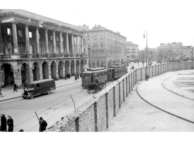 WARSAWGHETTOARTICLEBundesarchiv_Bild_101I-134-0791-29A,_Polen,_Ghetto_Warschau,_Ghettomauer.jpg
