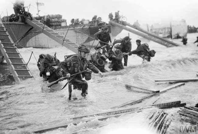 Commandos of HQ 4th Special Service Brigade, coming ashore from LCI(S) landing craft