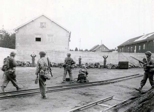 American soldiers execute SS camp guards
