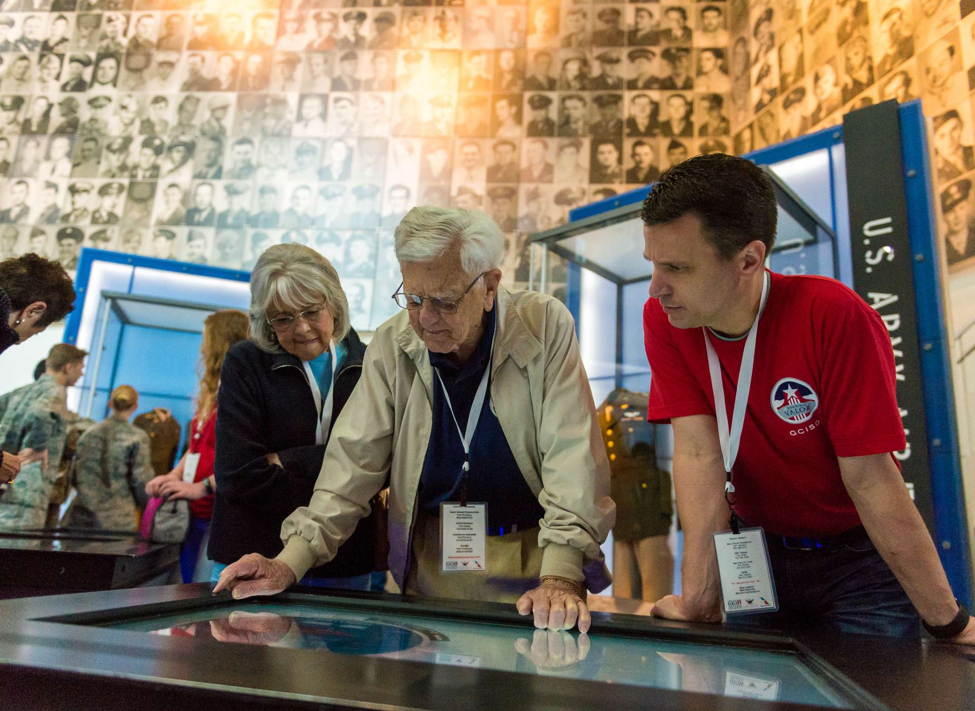 Group visits US Freedom Pavilion