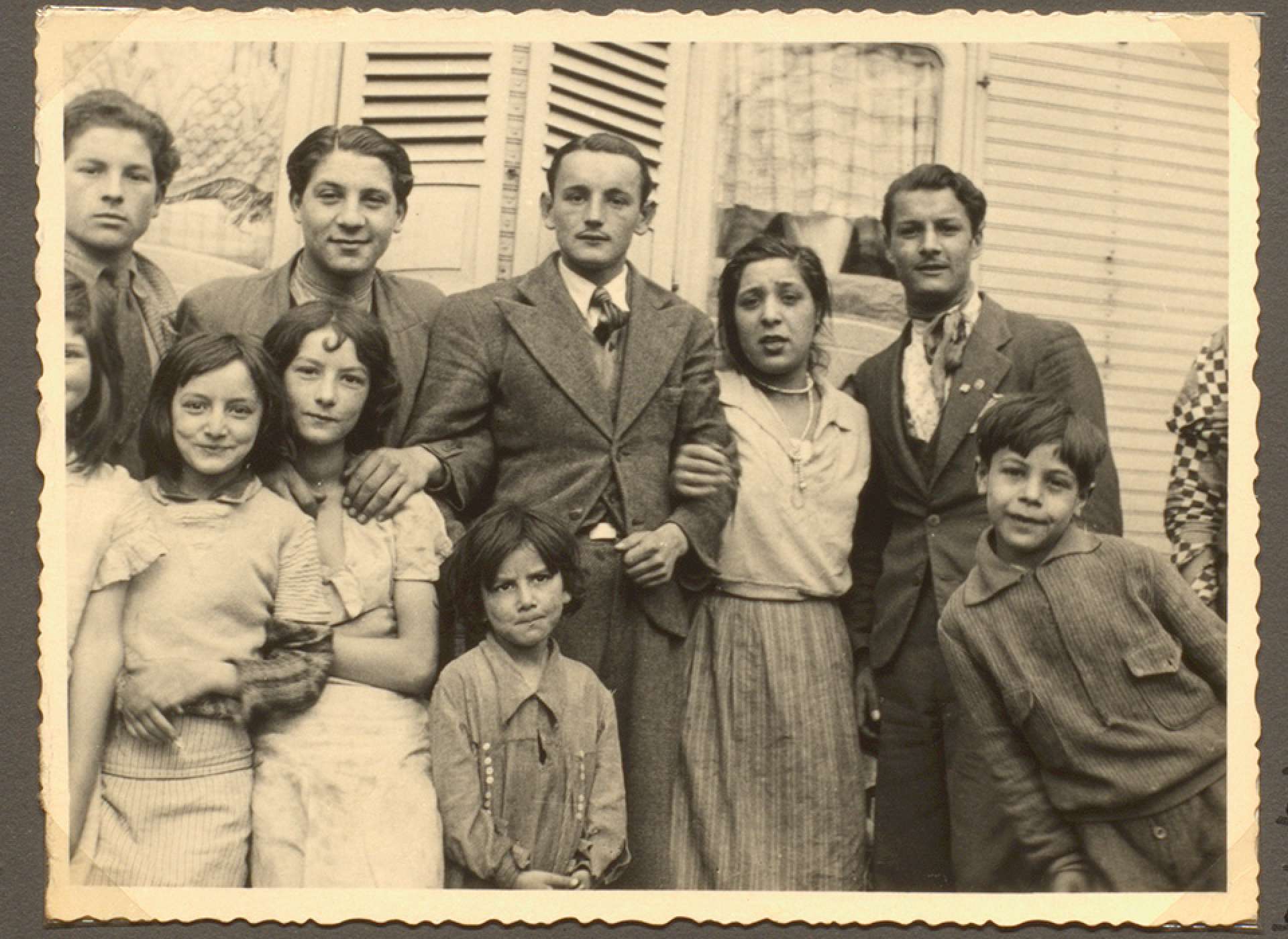 Lina Laubinger/Steinbach (centre), with her brothers and sisters in 1935. Courtesy of the University of Liverpool Library Special Collections