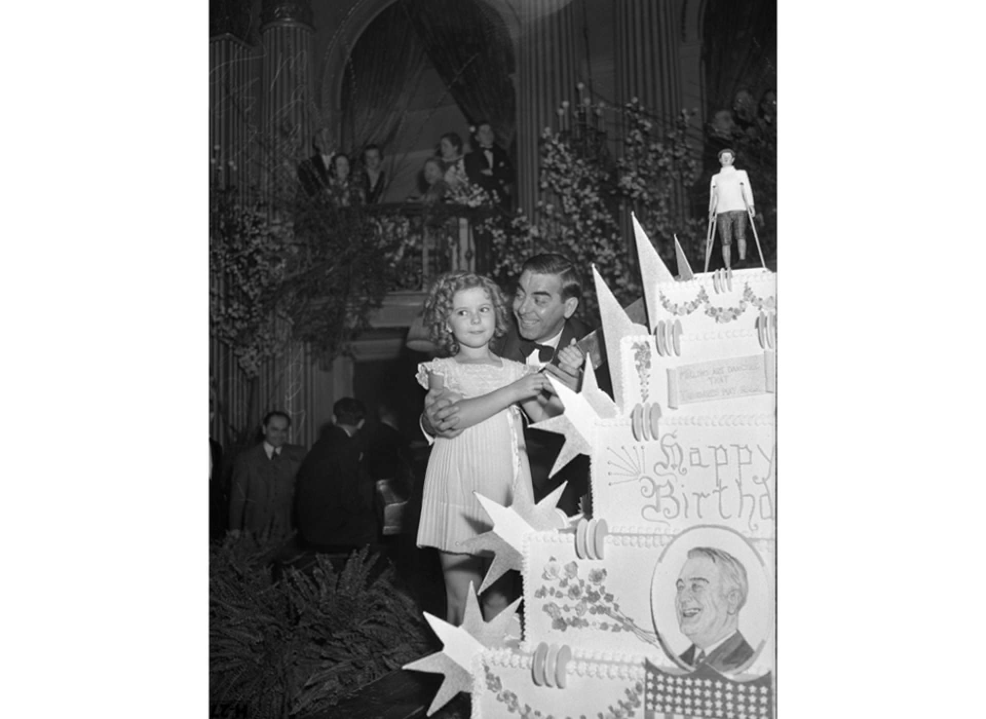 Shirley Temple and Eddie Cantor cut President Roosevelt’s Cake in LA, 1937