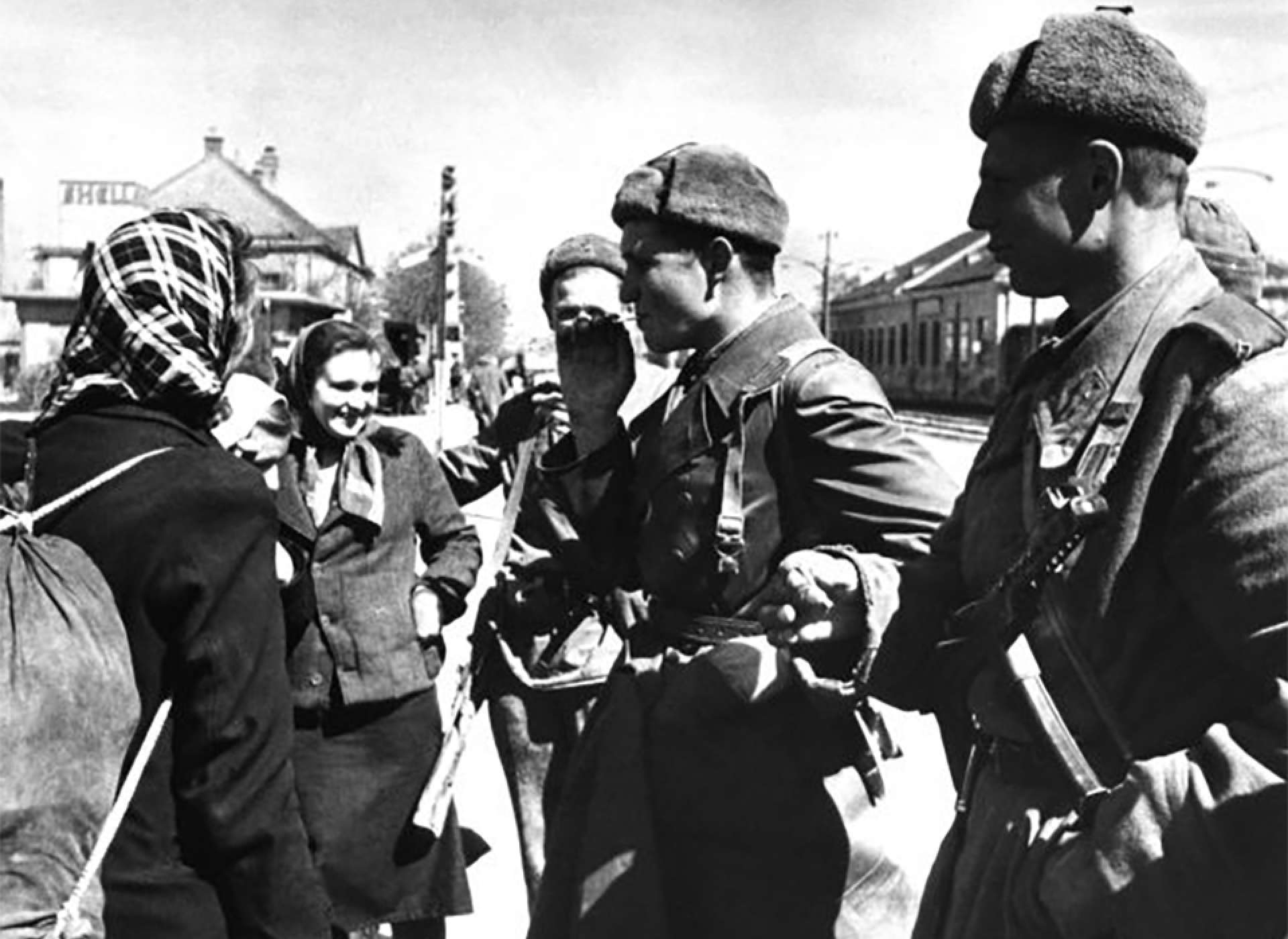 Soviet soldiers talking to liberated slave laborers from the Soviet Union in Vienna. Image courtesy of the Voennyi album and Tass.