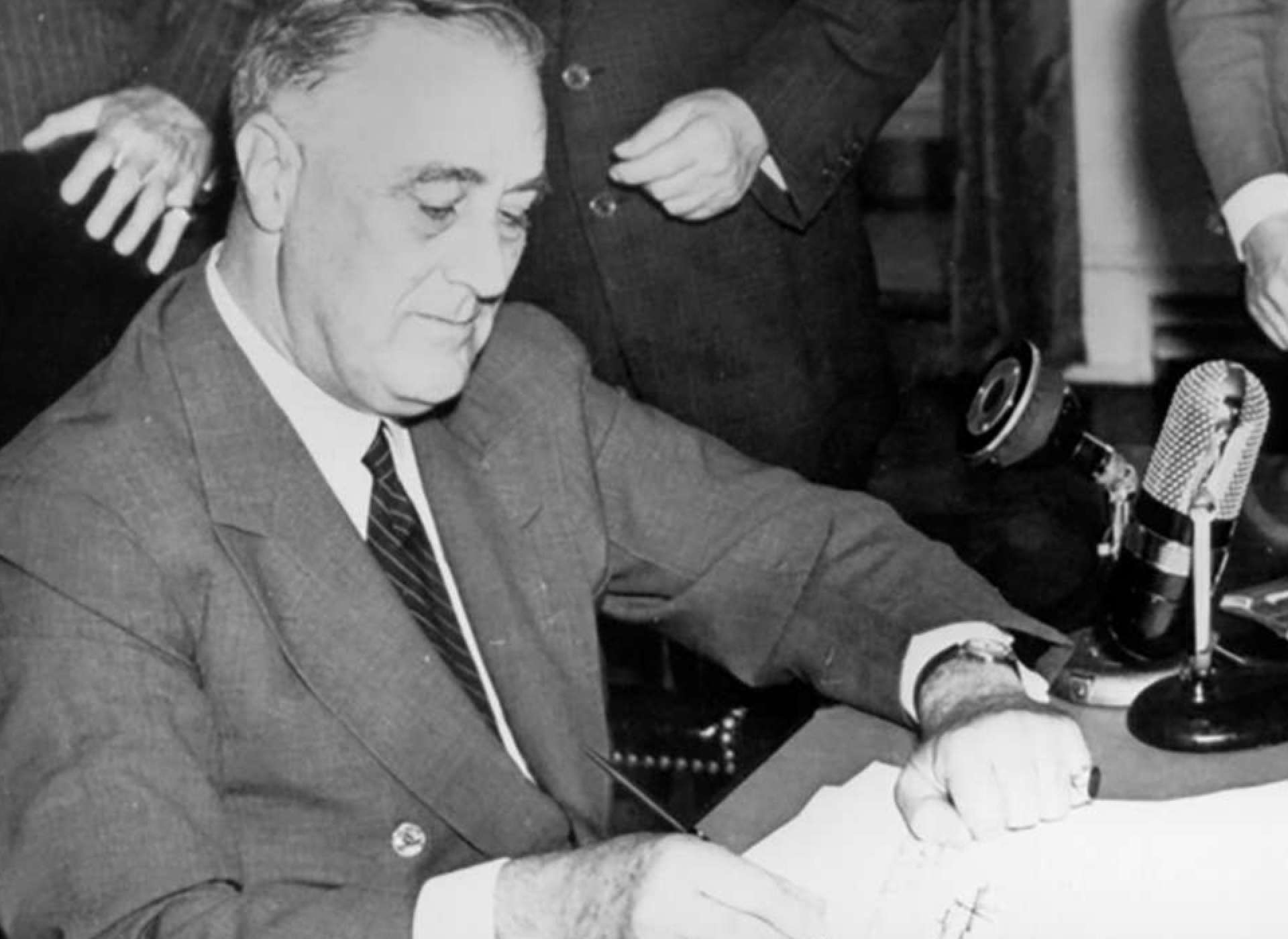 President Franklin D. Roosevelt signs the Selective Training and Service Act of 1940