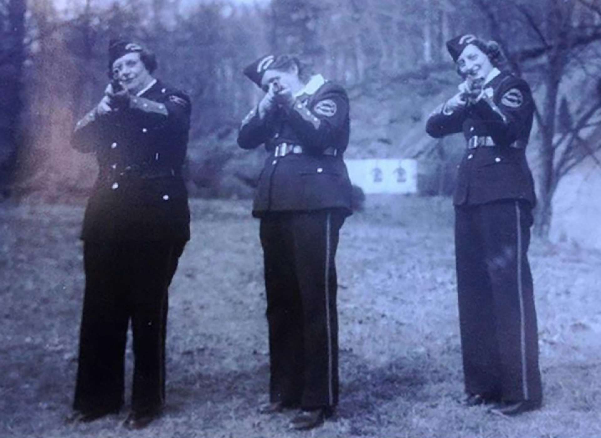 Clara Heal (center) taking aim, 1943, courtesy of Rhonda Hutchinson