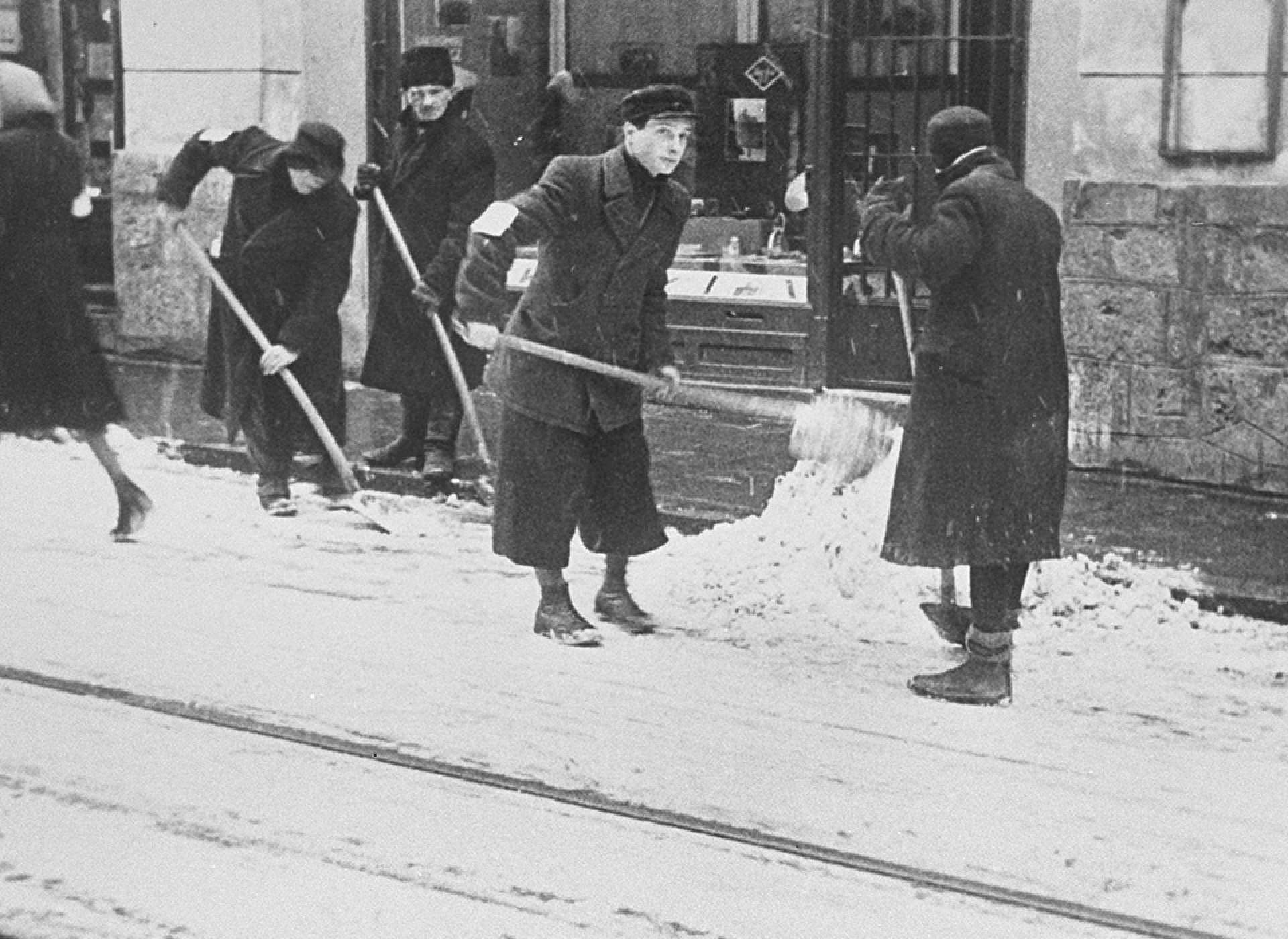 Jews forced labor in Krakow
