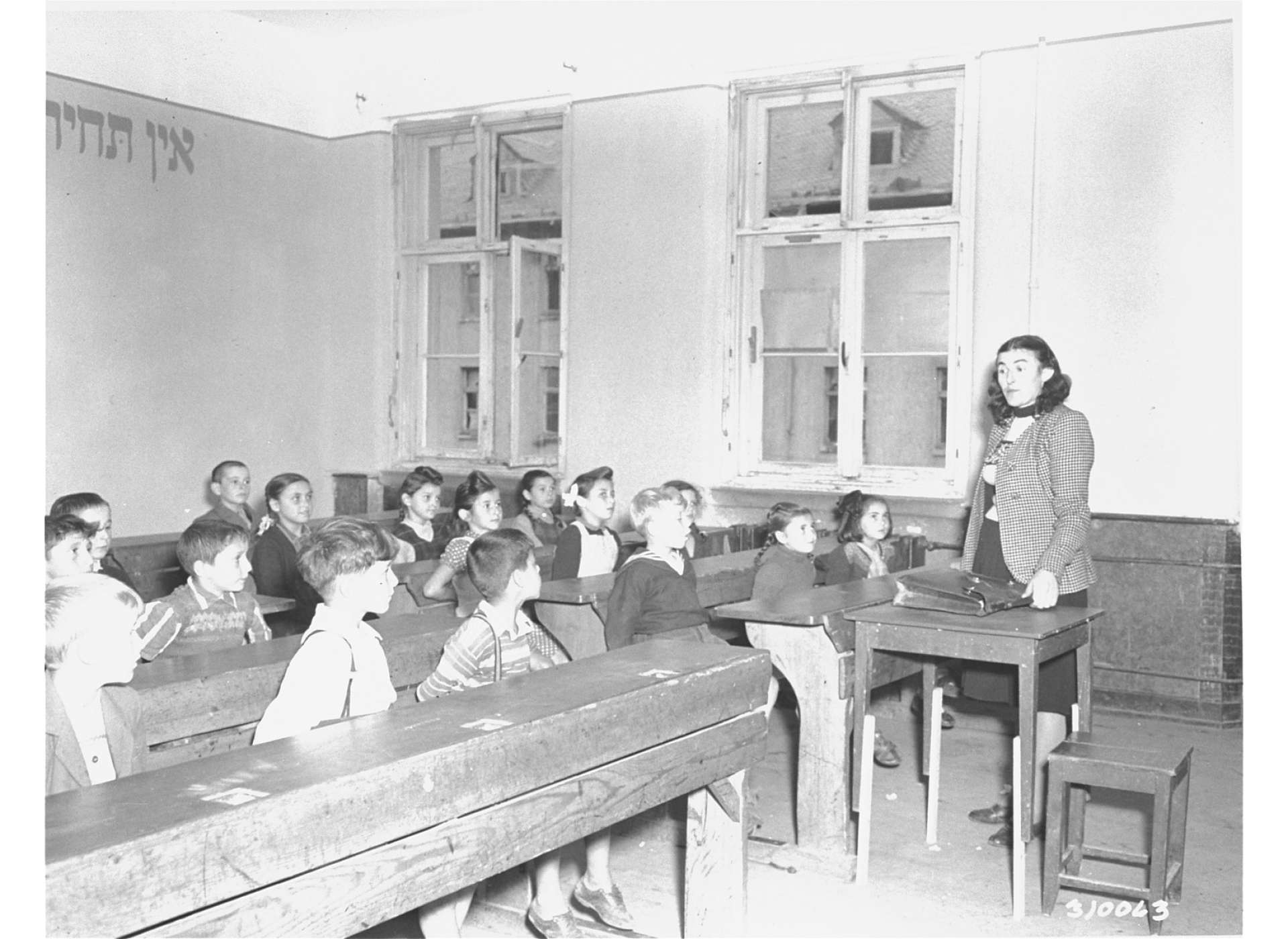“A classroom at the Jewish displaced persons camp in Wetzlar,” Hugh Palmer, September 9, 1948, Wetzlar Germany, United States Holocaust Memorial Museum, courtesy of National Archives and Records Administration, College Park, Photograph Number: 82918.