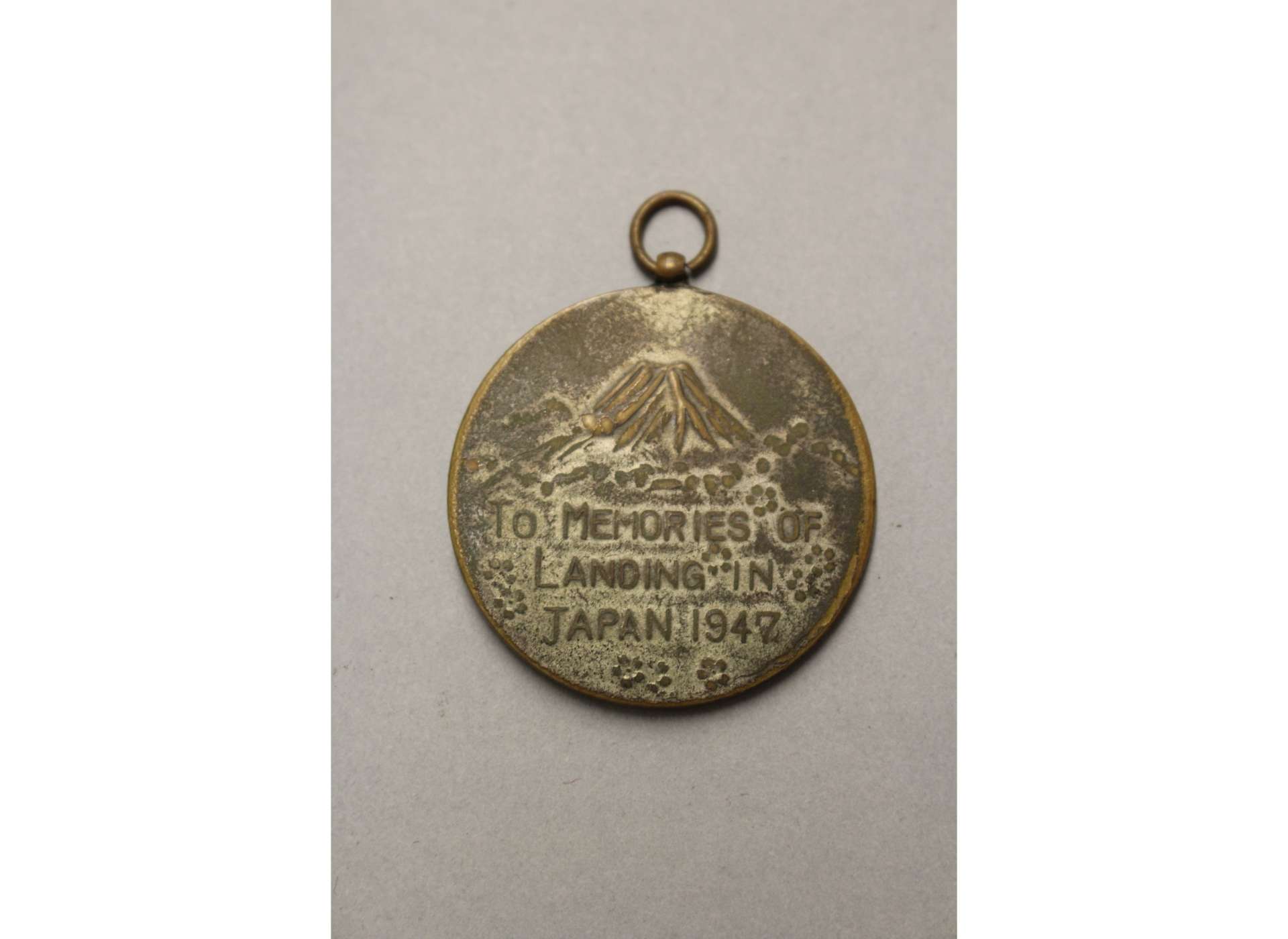 Reverse of the souvenir medallion. The National WWII Museum, Gift in Memory of Fr. John Francis McMahon, 2008.457.021.