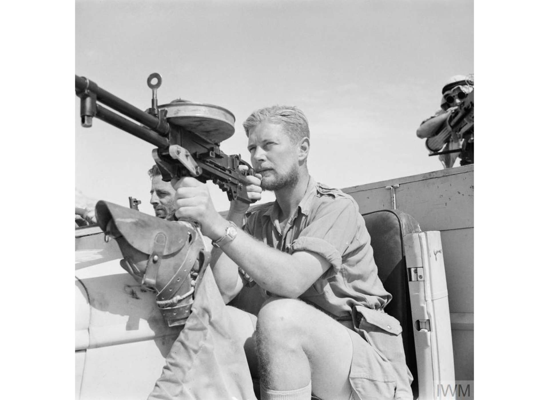 A member of a LRDG patrol with a Vickers &#039;K&#039; machine gun on a Chevrolet 30-cwt truck, May 1942.