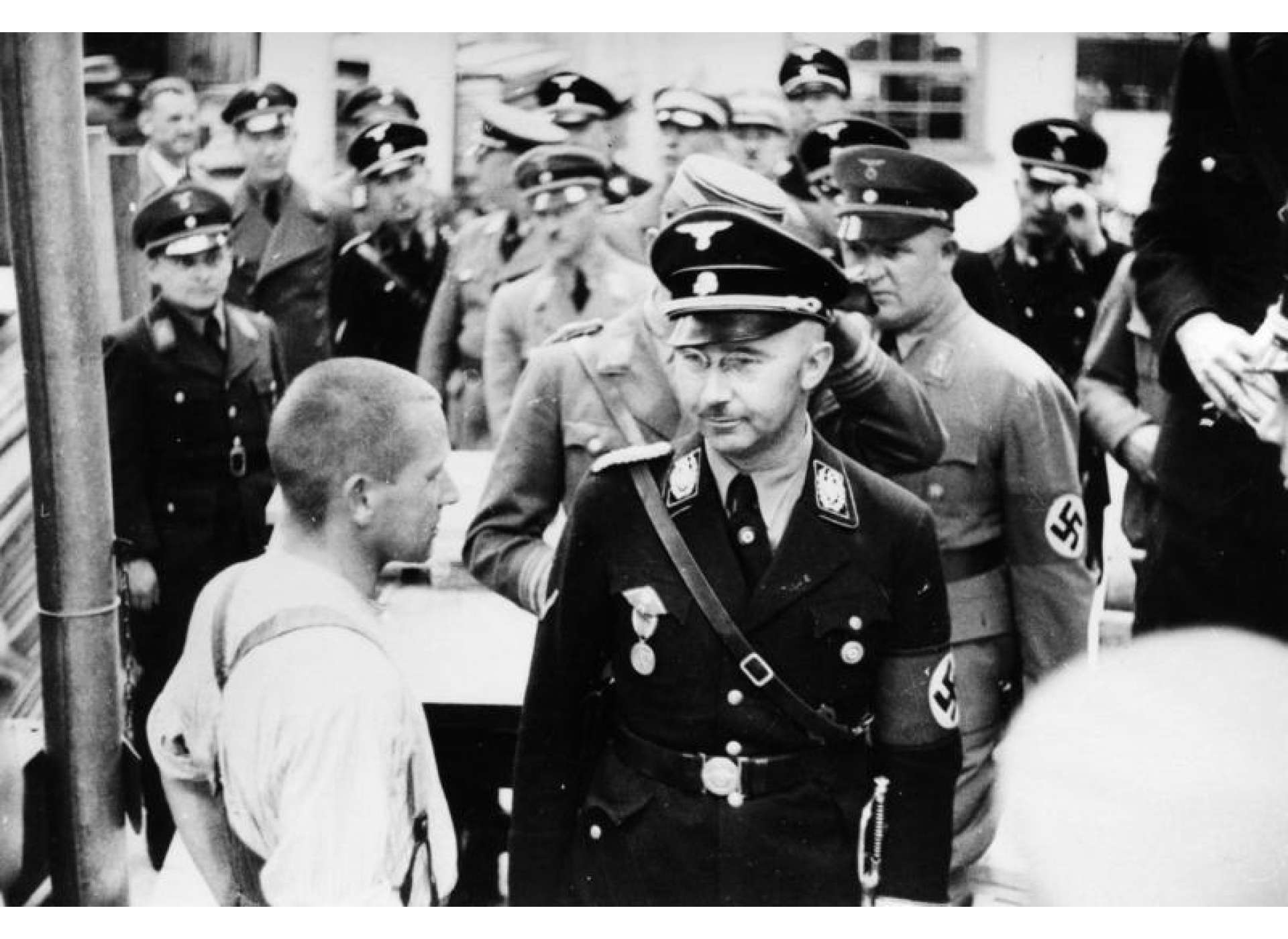 Heinrich Himmler, Head of the SS, inspecting the Dachau concentration camp in May 1936. Credit: Bundesarchiv Bild 152-11-12, Dachau, Konzentrationslager, Besuch Himmlers. Courtesy of Wikimedia Commons.