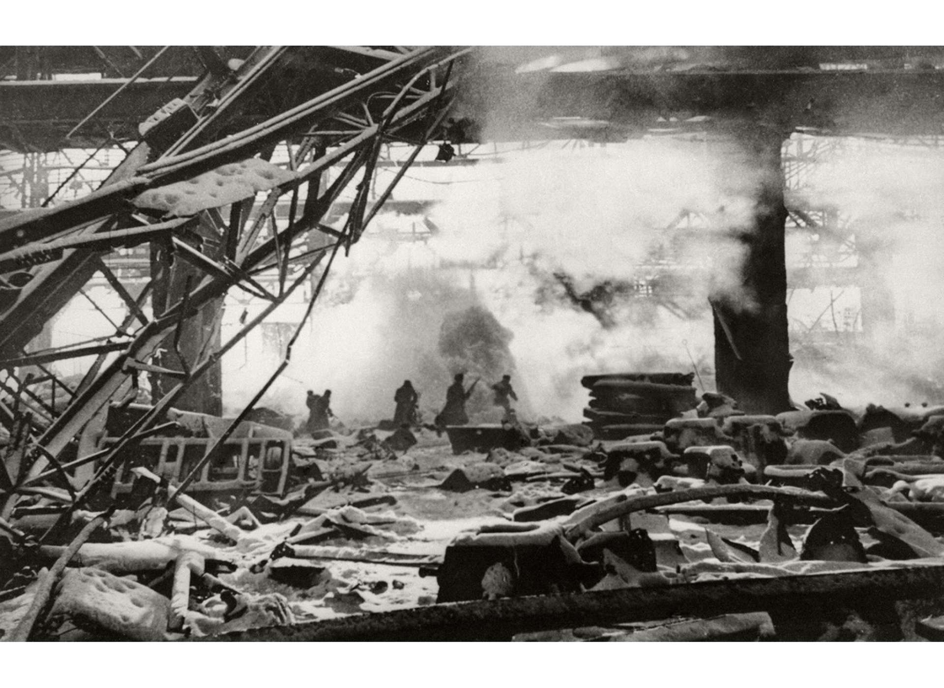 Fighting on the territory of the “Red October” factory, Iakov Riumkin, 1942. Source: МАММ/МDF.