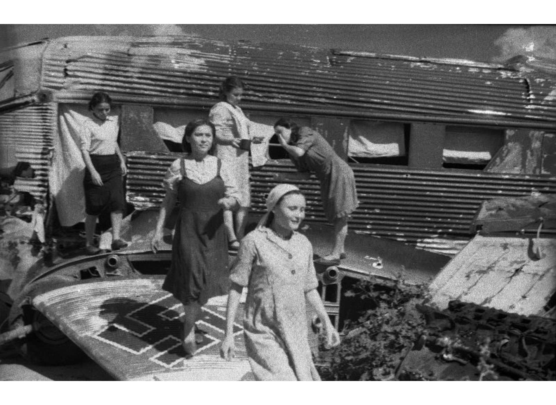 Temporary dwelling in Stalingrad, Vladislav Mikosha, 1943. Source: МАММ/МDF