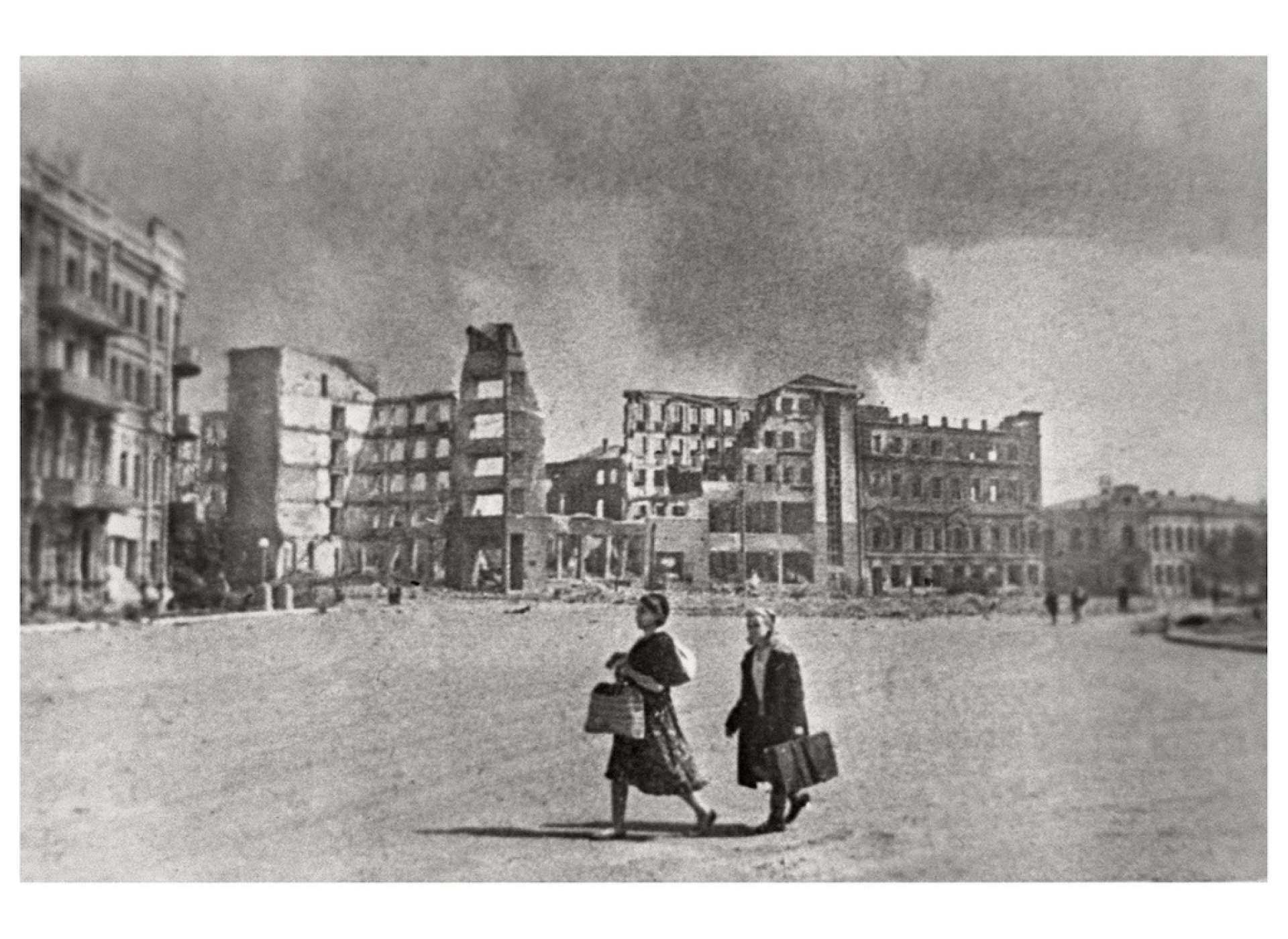 Stalingraders leaving the city, Emmanuil Evzerikhin, 1942. Source: PICRYL/Public domain