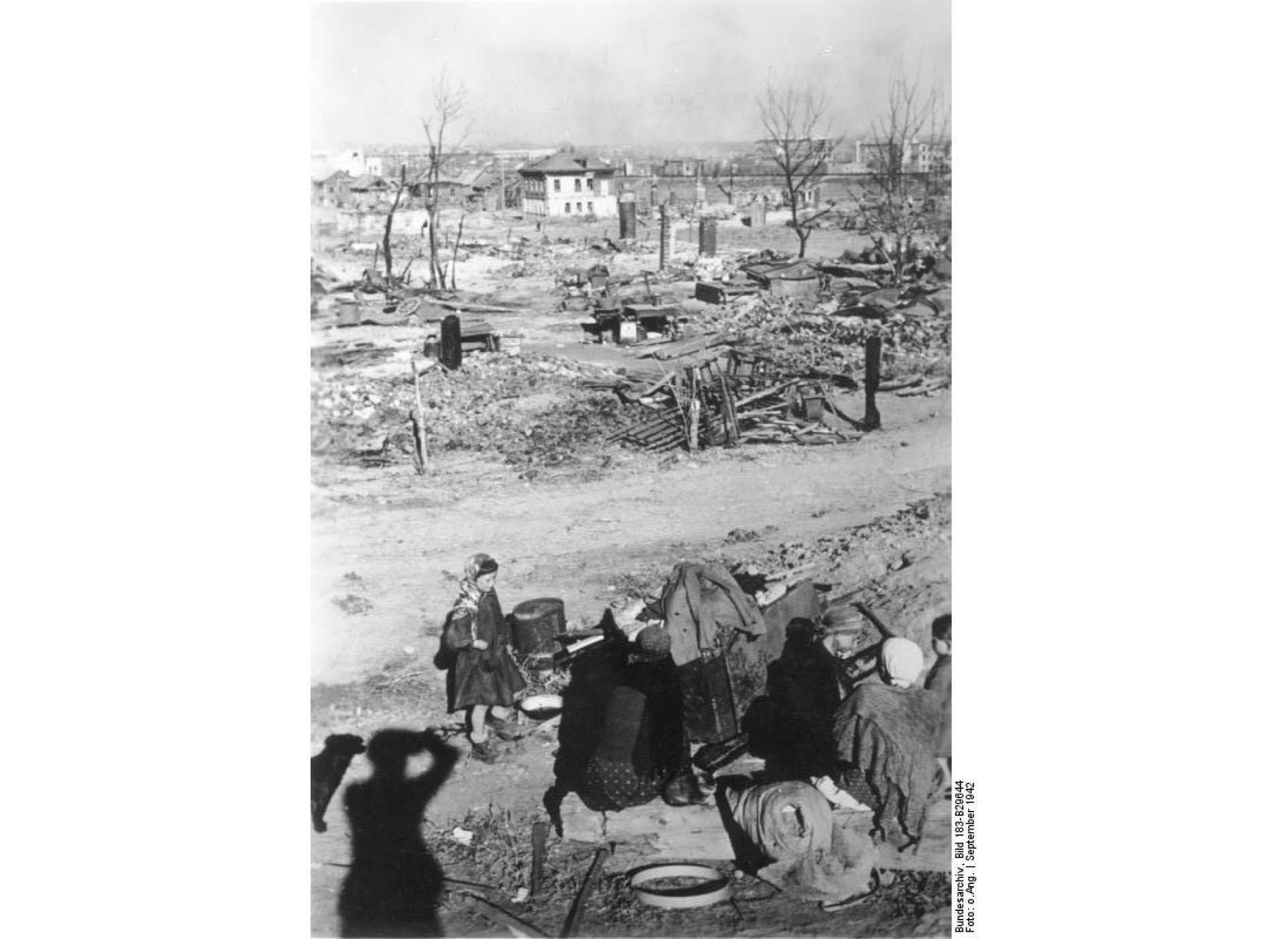 Stalingrad residents, 1942. Source: Bundesarchiv/Public Domain