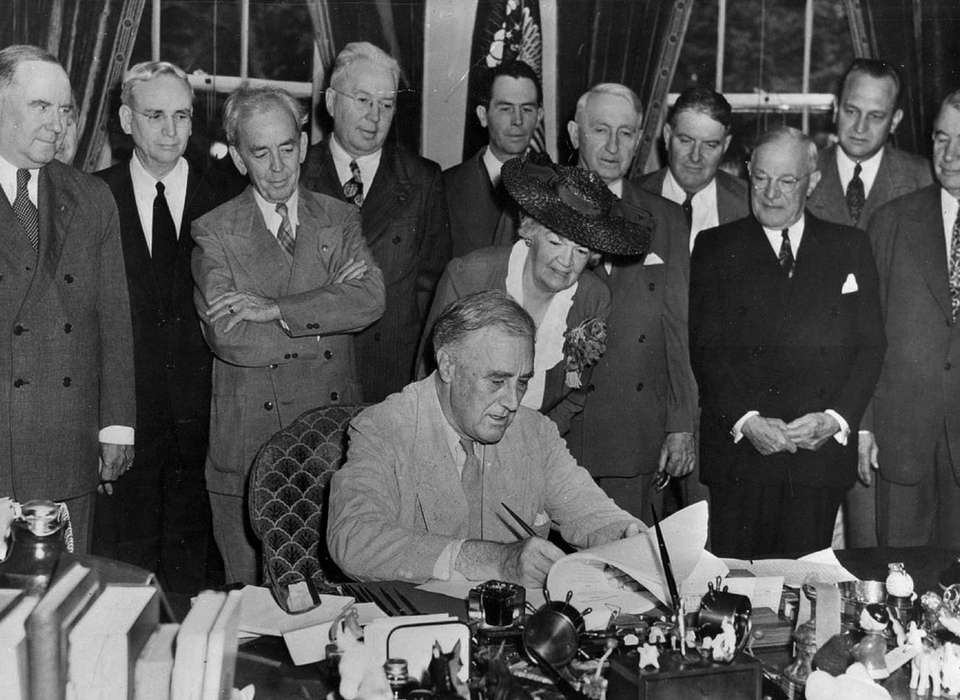 Roosevelt signs the GI Bill