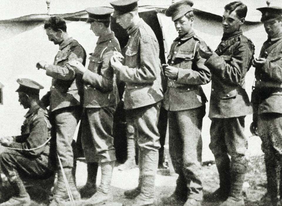 WWI Soldiers looking at the time - watches, timepieces and clocks.