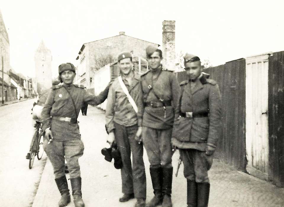 Former POW Bud Gordon with Russian soldiers in Barth, photographed by Dick Terrell: Gift in Memory of William Richard “Dick” Terrell, 2019.079