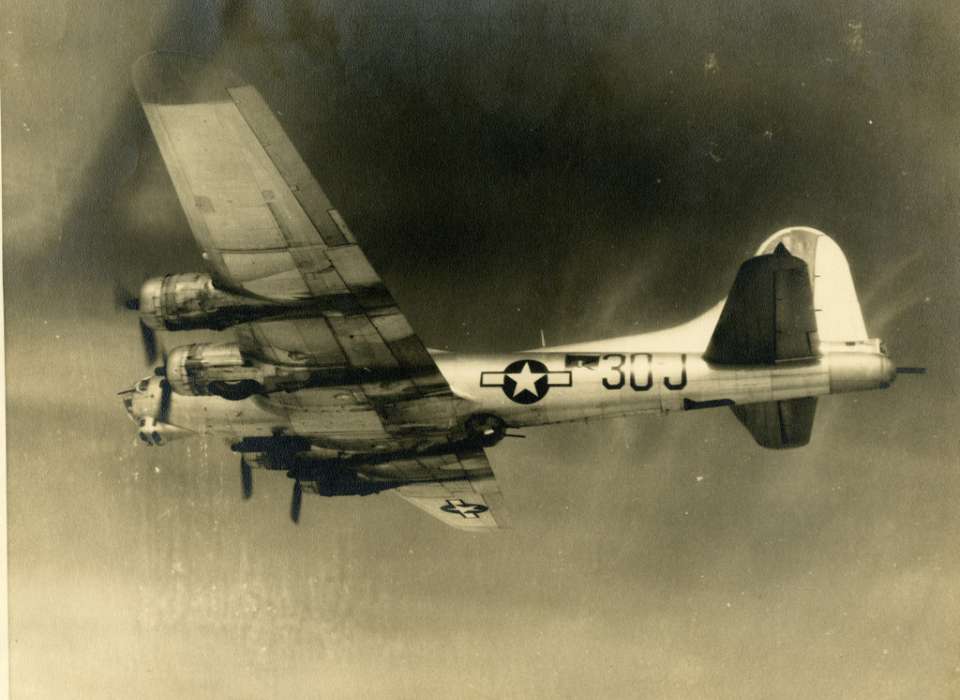 WW2 US Bomber Plane B-17 Picture