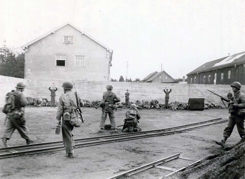 American soldiers execute SS camp guards