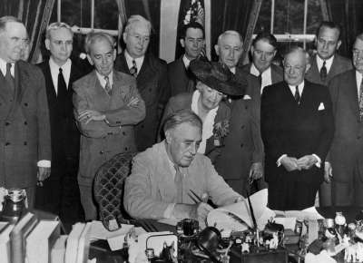 Roosevelt signs the GI Bill