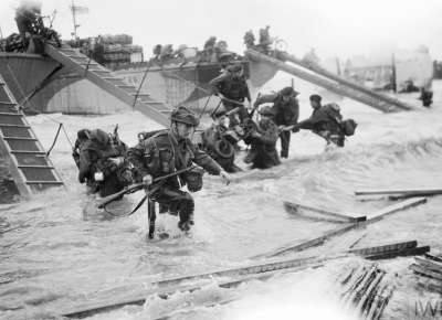 Commandos of HQ 4th Special Service Brigade, coming ashore from LCI(S) landing craft