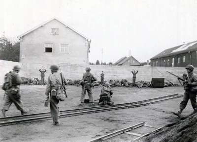 American soldiers execute SS camp guards